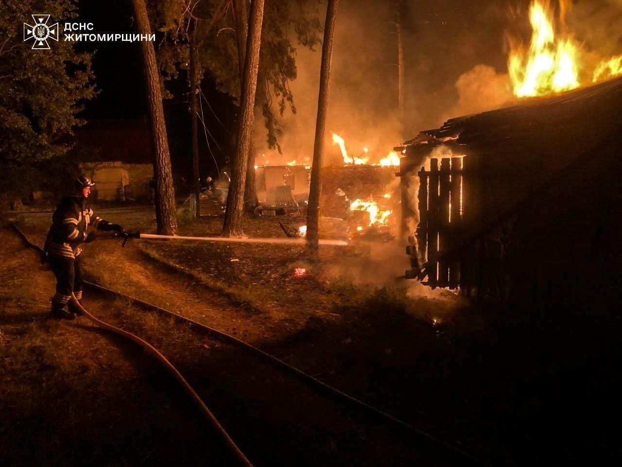 Згоріли 15 приватних гаражів у селищі поблизу Житомира